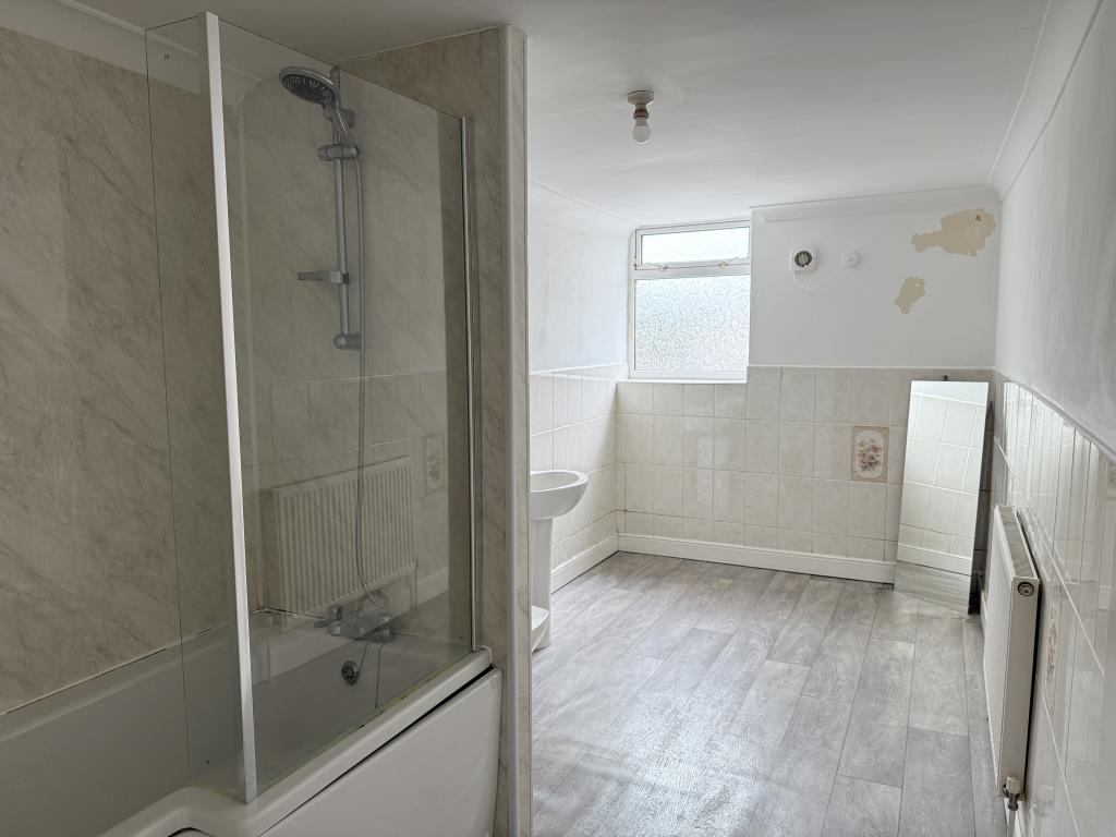 Lot: 45 - MIXED USE FREEHOLD BUILDING - first floor flat bathroom